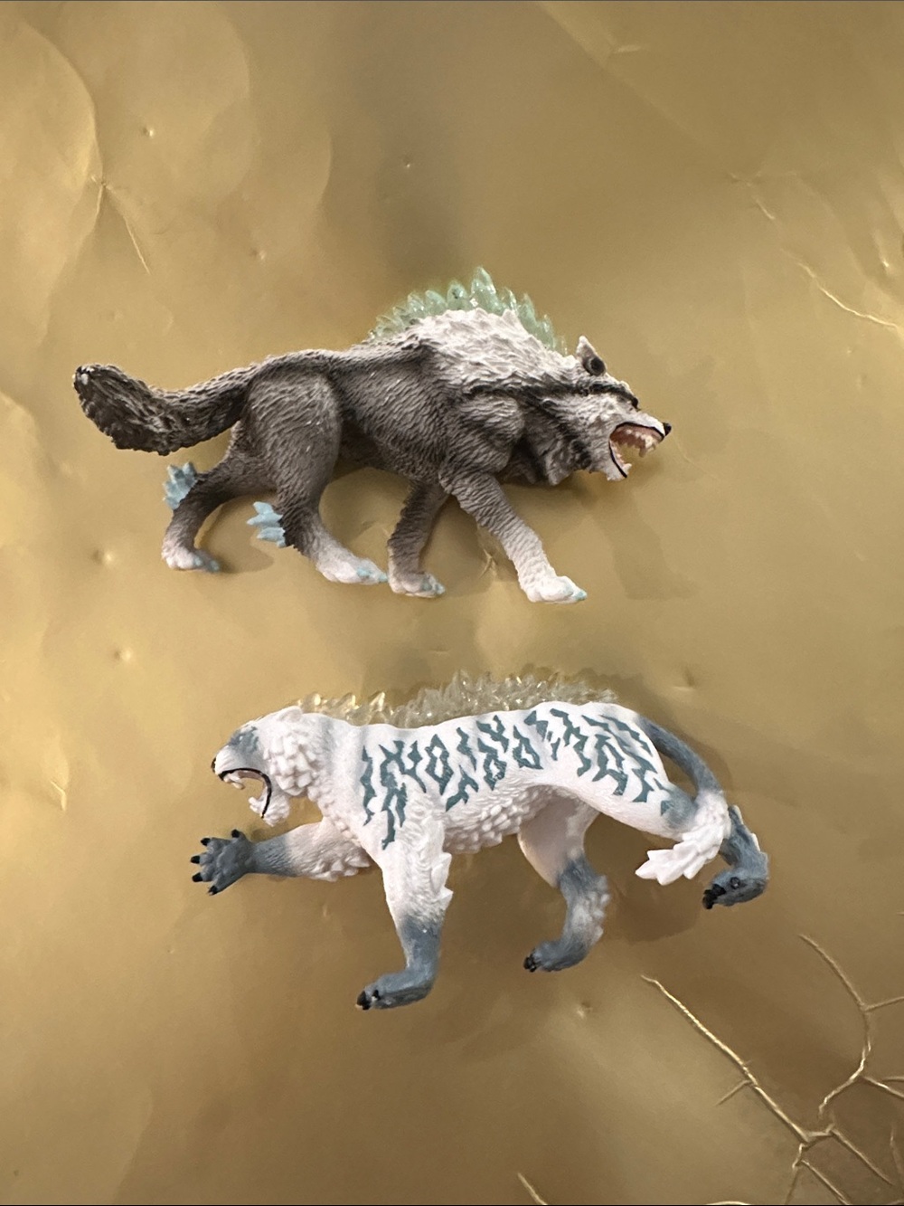 Schleich Eldrador Creatures Snow Wolf figure and Eldrador Ice Tiger
